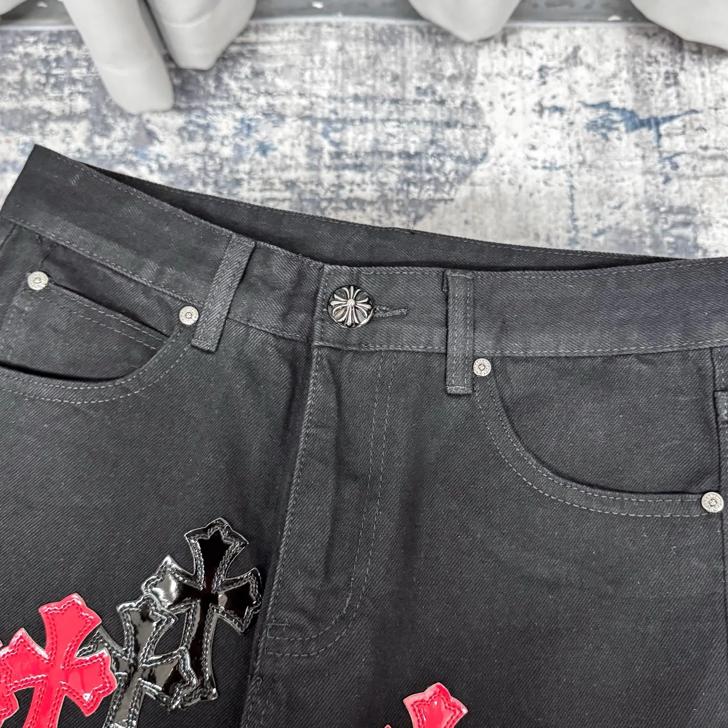P240 Chrome Hearts 24SS Cross Sanskrit limited style graffiti printed leather jeans. Chrome Hearts limited edition leather washed jeans, Miami limited jeans, the entire cross leather is hand-made_different version, a heavy black blue cow fabric with moderate thickness and texture, antique metal silver label decoration, denim embedded thread manufacturing and production 💙Among Chrome Hearts' many trousers, its color is unique, and people are deeply attracted at a glance. It is made of beaded canvas fabric and has been washed with heavy water. The upper body is very textured, crisp and stylish, and will not collapse at all. The three-dimensional cut of the trousers has a first-class effect in modifying the shape of the legs. It can be easily controlled by any figure, and you can instantly become a street trendy person when you put it on.  🔩Customized hardware, full of texture, every detail is done to the extreme. The thick beaded canvas fabric becomes soft and skin-friendly after washing, and has excellent breathability, making it comfortable to wear all day long. Customized small leather label, unique design, simple yet elegant, exquisite workmanship, neat wiring, every detail demonstrates quality and style.  These pants are gender-neutral and can be worn by both men and women, easily creating a sense of fashion. Pair them with a T-shirt or sweatshirt and you can easily go out and hit the streets. Size: 28/30/32/34/36 Waist: 69/74/79/84/89 Pants length: 102/103/104/105/106